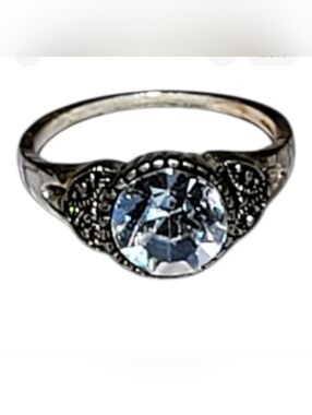 Elegant Silver Tone Ring with Clear Gemstone - Size 8